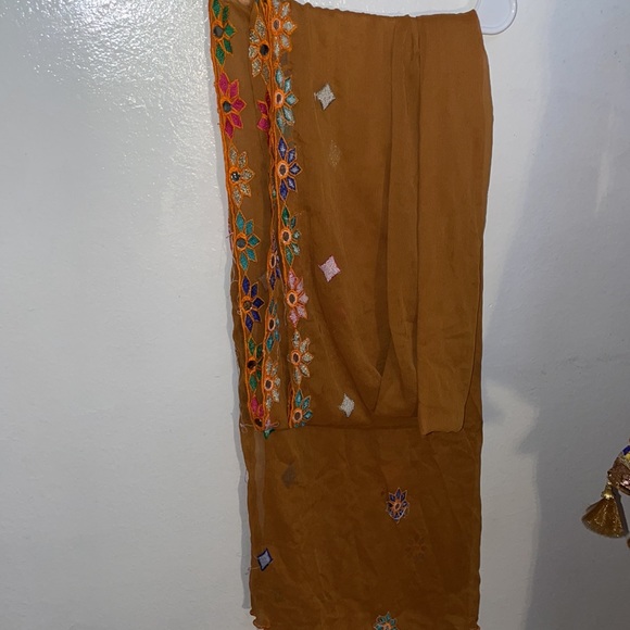 New pakistani embroidered 3 pc suit - Picture 6 of 8